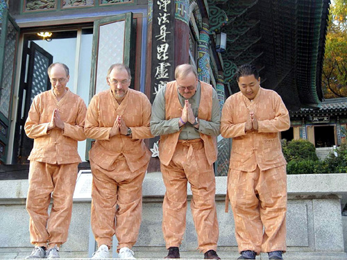 템플스테이에 참가한 미국기자협회 모건 아란트, 다니엘 쿠비스케, 데이비드 칼슨, 제임스 송(좌로부터) 기자가 봉은사 대웅전 앞에서 불교식으로 합장하며 인사를 하고 있다.
