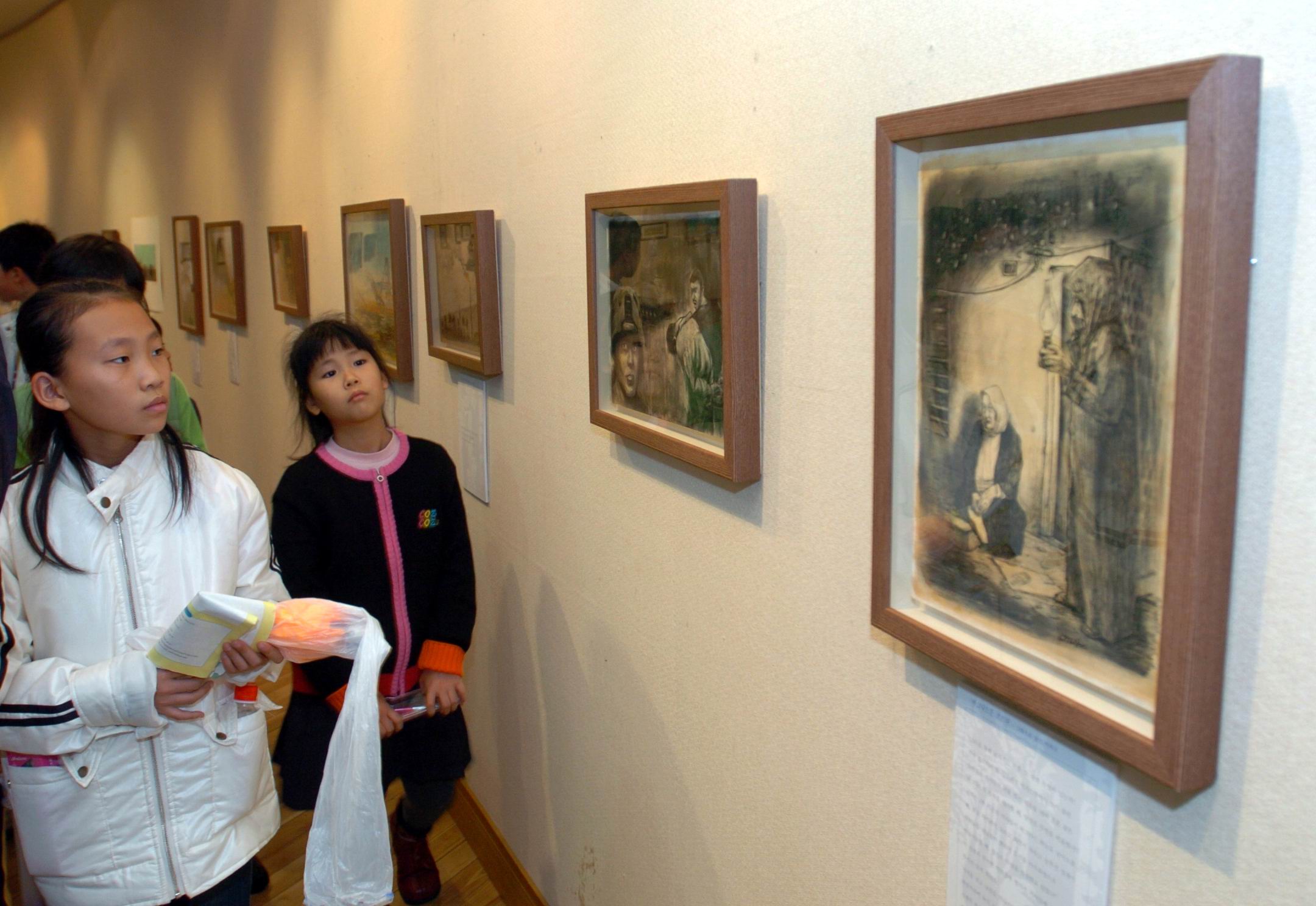 부산 민주공원 잡은펼쳐보임방에서 열리고있는 손문상 그림전