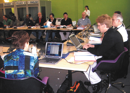 지난 2일 호주 시드니시 챌머스 스트리트 소재 호주기자연맹 본부에서 열린  2005년 제2차 IFJ 집행위원회 첫날 회의에서 20개국 대표들로 구성된 집행위원들이 2007년 금강산 특별회의 개최 결정을 위한 토론을 벌이고 있다.