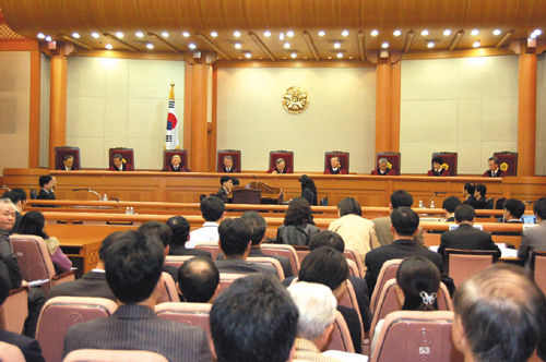 헌법재판소는 6일 신문법 및 언론중재법에 대한 위헌 소송과 관련, 청구인과 피청구인측의 구두변론을 열었다. 이날 구두변론은 언론계 안팎의 많은 관심속에 양측의 치열한 공방이 벌어졌다.