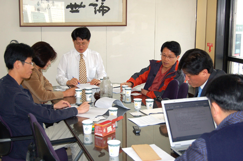 한국기자협회는 14일 십수년 동안 논란이 돼온 ‘기자골프접대’와 관련 긴급좌담회를 갖고 대안을 모색하는 자리를 가졌다.