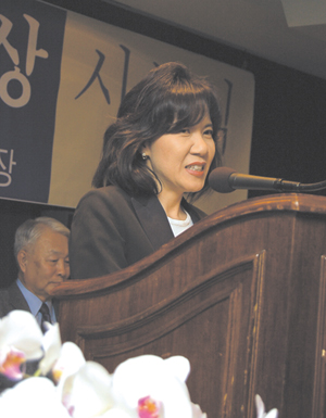 지난 10일 서울 프레스센터 기자회견장에서 열린 제23회 최은희 여기자상 시상식에서 동아일보 김순덕 위원이 수상 소감을 밝히고 있다.