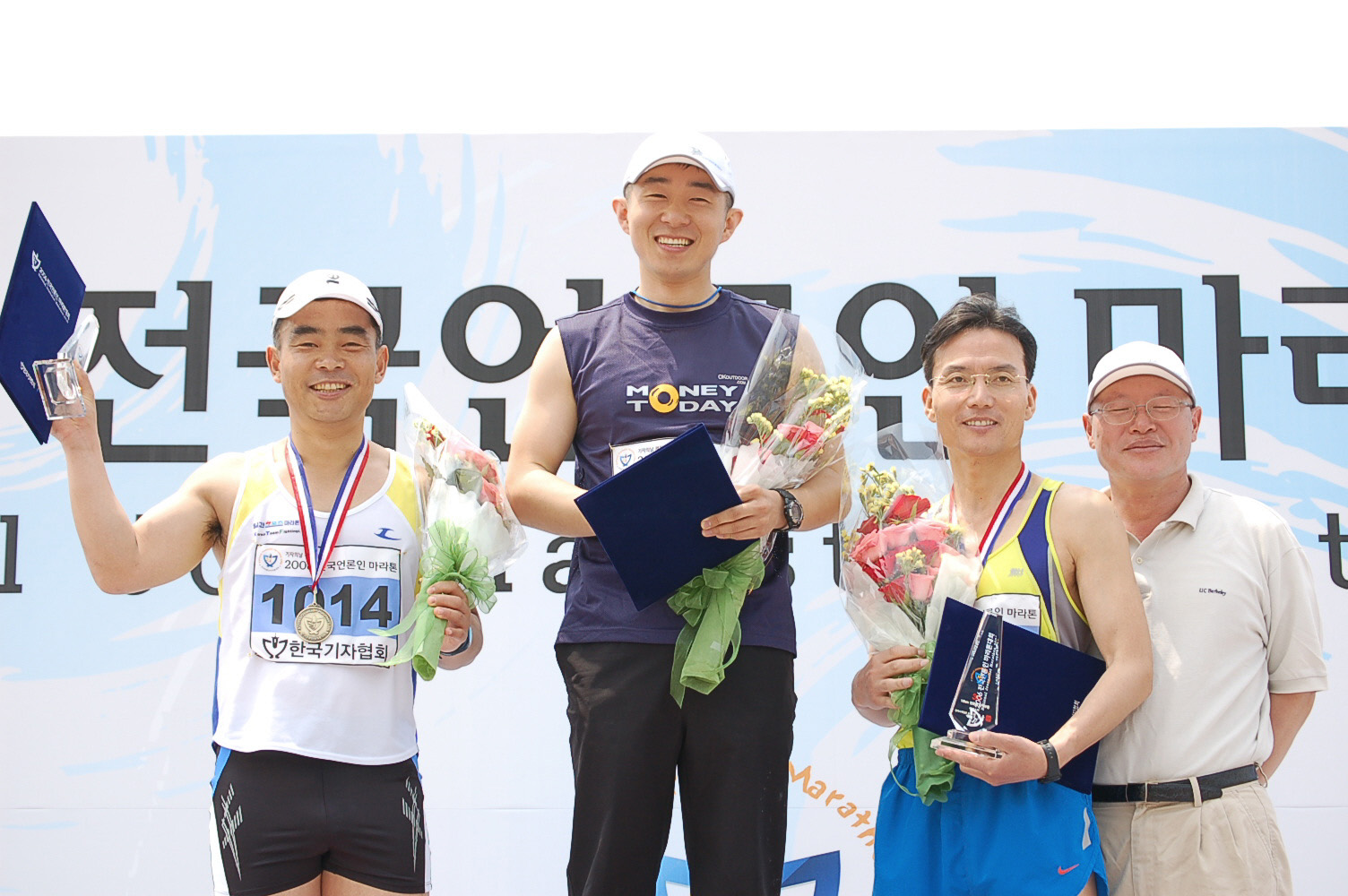 15km 언론인 남자부문 수상자들. 왼쪽부터 한국일보 임상빈씨, 머니투데이 박준식 기자, KBS 김용석 기자와 시상을 맡은 정일용 기자협회장.