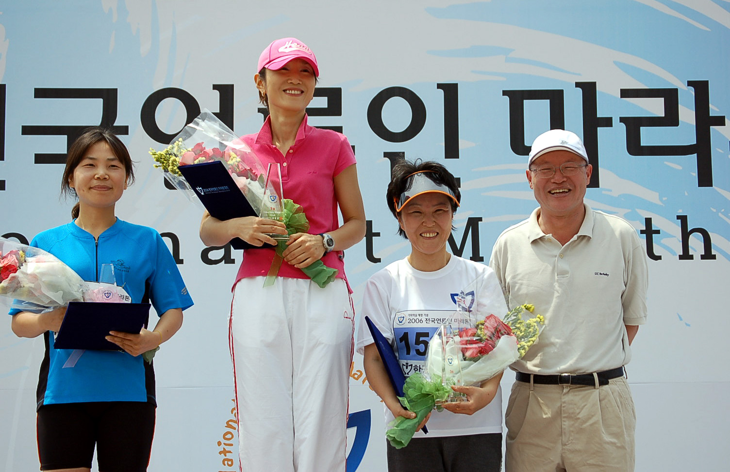 15km 언론인 여자부문 수상자들. 왼쪽부터 한겨레 권귀순 기자, 연합뉴스 이은희씨, MBC 이보경 기자, 정일용 기자협회장.