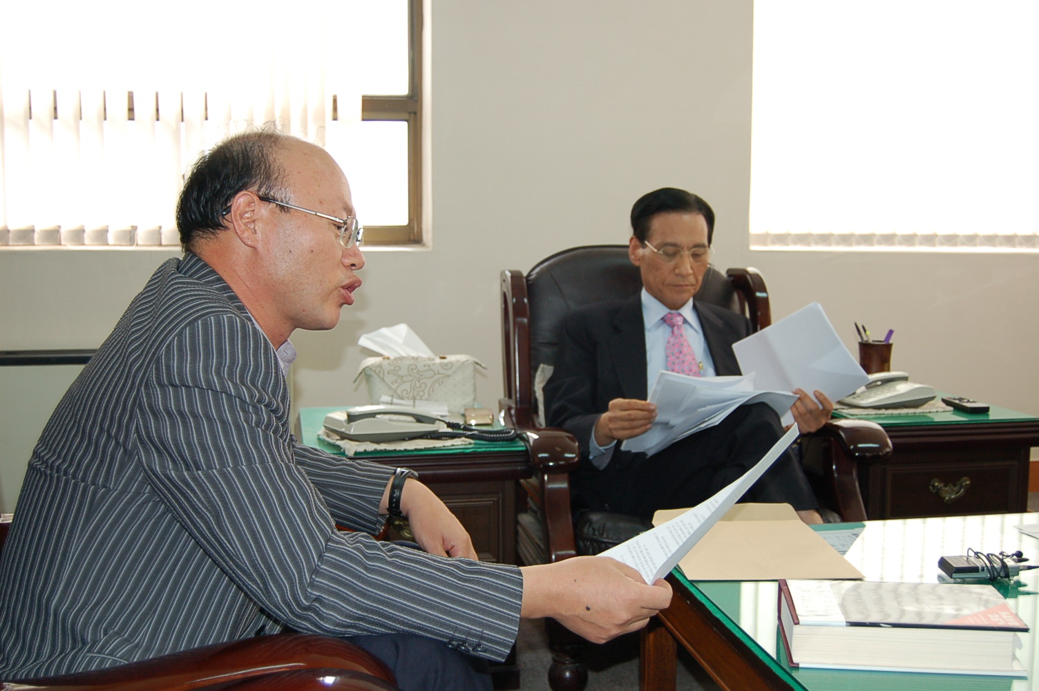 정일용 회장이 의견서를 낭독하고 있다