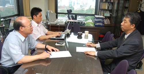 '북한 미사일 시험발사'와 관련, 지난 10일 기자협회 회의실에서는 '북한보도, 무엇이 문제인가'라는 주제의 특별대담이 있었다.