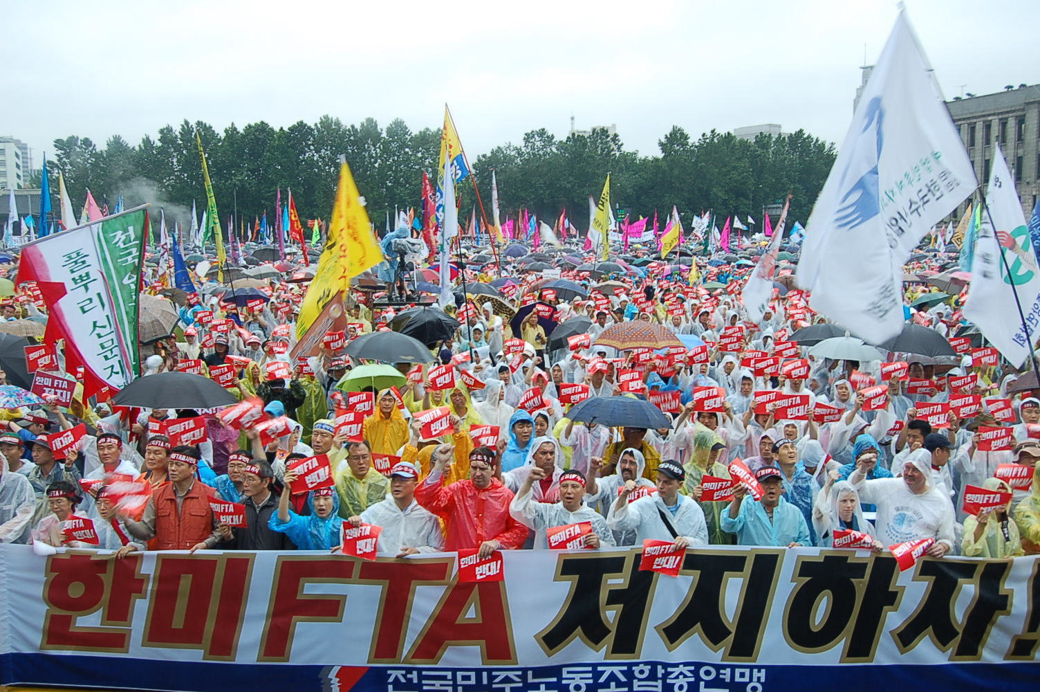 12일 서울시청 앞 광장에서 열린 한미FTA 저지 범국민대회 시작에 앞서 참석자들이 구호를 외치고 있다.
