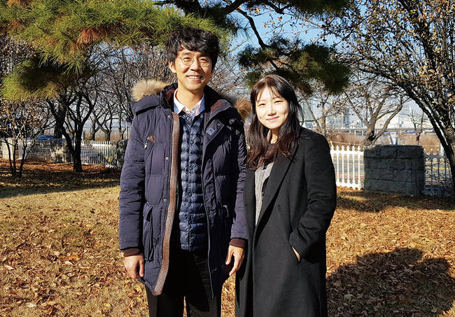 인도네시아 발리섬 동쪽에 있는 롬복섬으로 휴가를 갔다가 발리 아궁화산 분화로 3일간 고립됐던 김수영 SBS 기자(왼쪽)·정유경 한겨레 기자 부부. 이들은 휴가지에서도 ‘기자정신’을 발휘했다.  