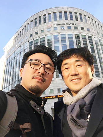 영국 톰슨로이터재단 앞에서 김민성 한경닷컴 뉴스래빗 팀장(왼쪽)과 김주성 한국일보 미디어전략실 기자.  