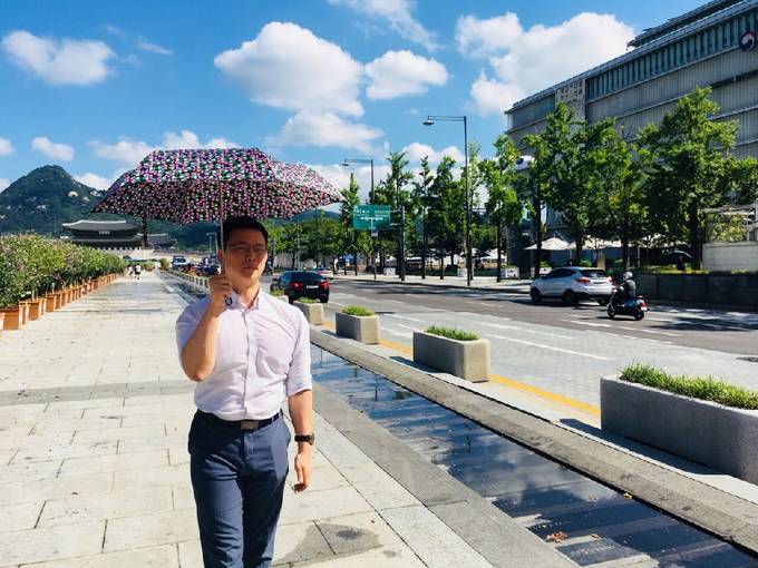 꽃무늬 양산을 쓴 남자? 햇볕이 아무리 뜨거워도 주위의 시선 때문에 양산을 쓸 수 없는 남자들을 대신해 남형도 기자가 직접 꽃무늬 양산을 쓰고 광화문광장을 활보하며 ‘낯선 시선’을 체험했다. 