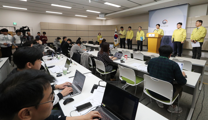 김강립 보건복지부 차관이 지난달 29일 오후 세종시 정부세종청사에서 신종 코로나바이러스 감염증 대책 상황 및 우한 교민 이송 대책 관련 브리핑을 마친 뒤 취재진의 질문에 답변하고 있다. /연합뉴스 