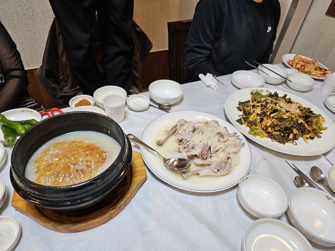 쫄깃한 식감 일품… 한 솥 가득 끓여 나오는 '토종닭 누룽지 백숙'