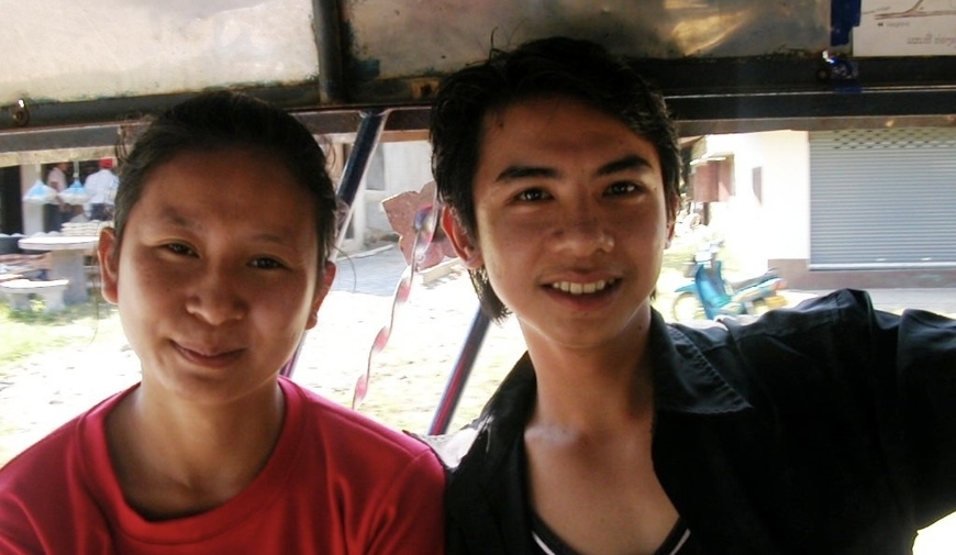 라오스 방비엥의 '불타는 보드카'와 어린 부부